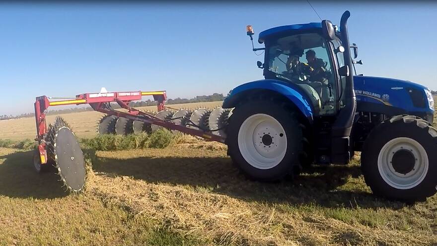 Large diameter raking wheels, angled to 70 degrees, are designed to better handle windrows on the new Sitrex Pro 17 v-rake.