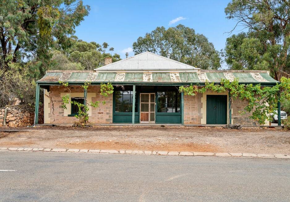 Good bones in this old shop at Mintaro which happens to be the town's old butcher's shop featuring the town's famous slate. Pictures from Barry Plant.
